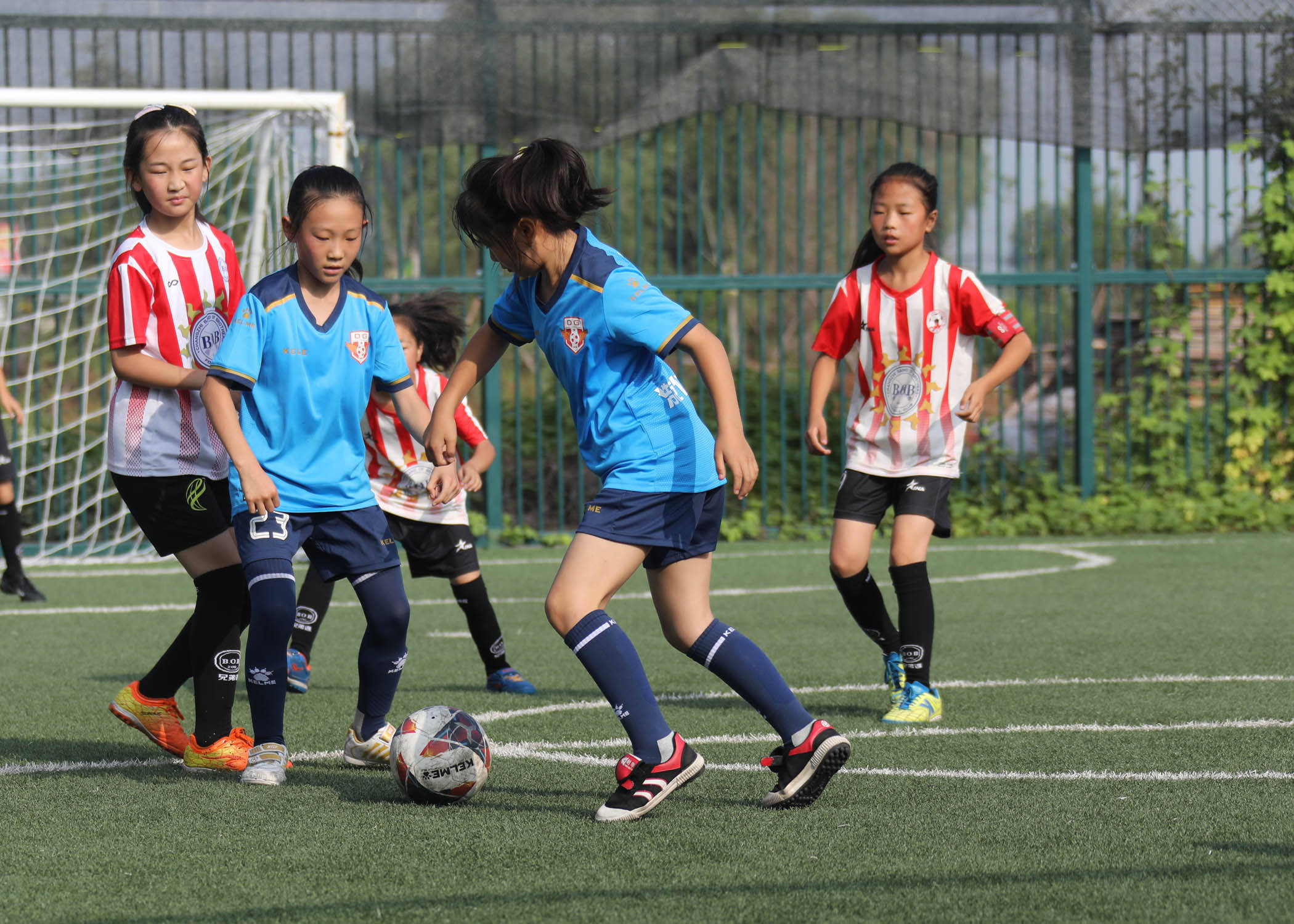 利记平台-踢出风采！足球明星们在绿茵场上一展身手