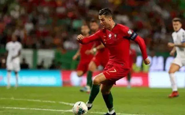 利记平台-葡萄牙足球冠军变阵庆功商业赛事灯火辉煌