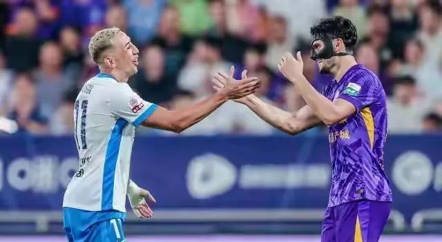 利记官网-裁判判罚引争议,球迷与球员情绪激动