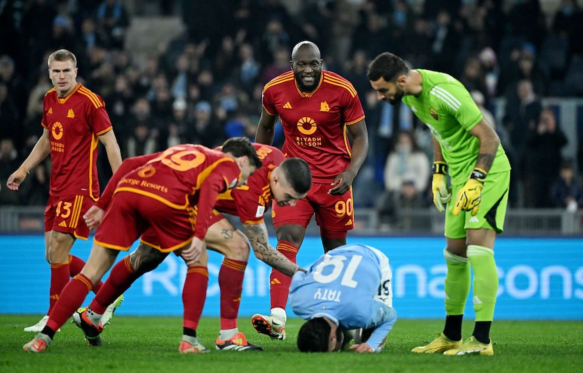 利记官网-裁判判罚引争议,球迷与球员情绪激动